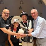 El alcalde de Segovia, José Mazarías, y el concejal de Cultura, Juan Carlos Monroy, con uno e los artistas participantes en la "Noche de la Luna Llena"