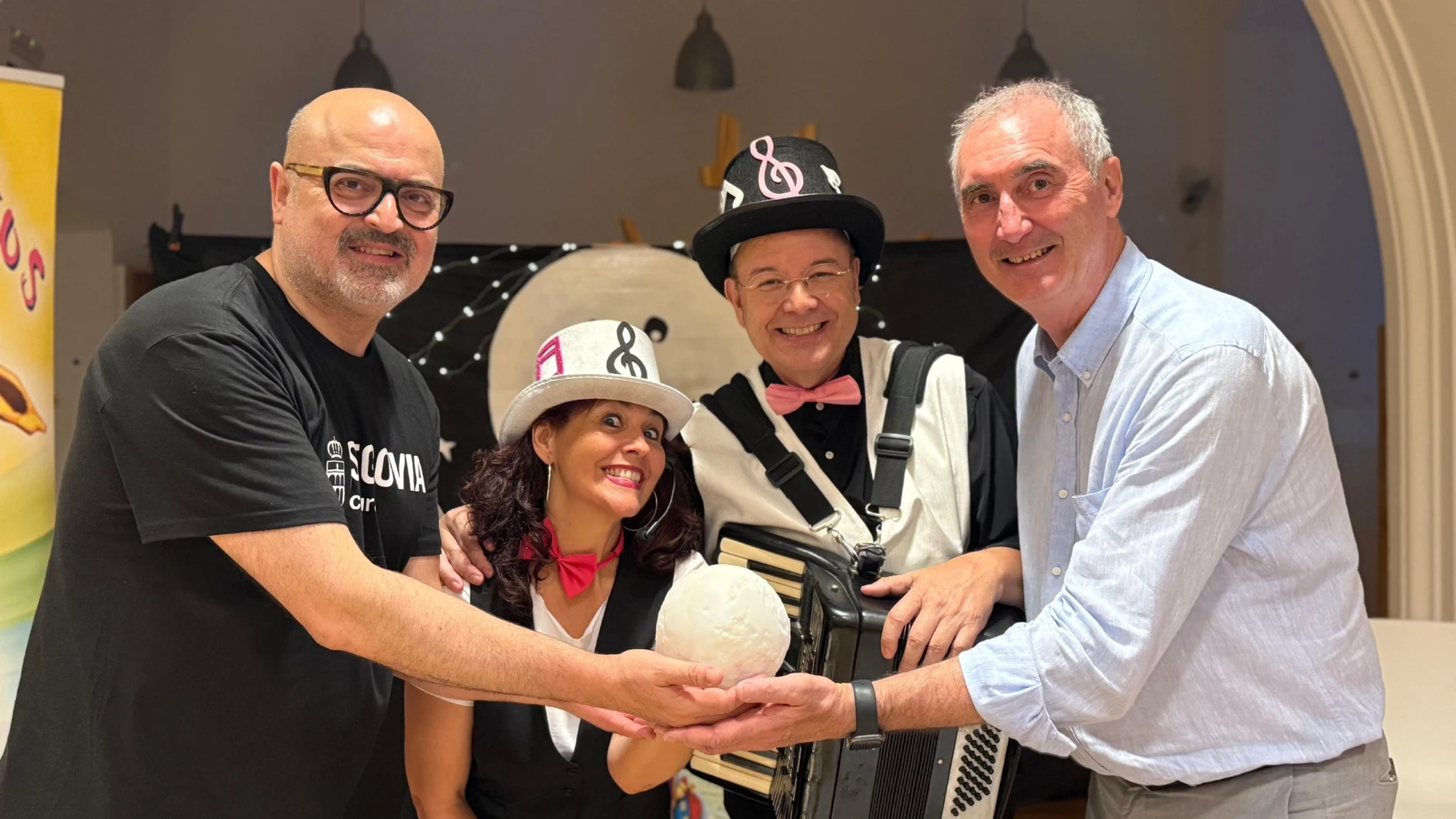 El alcalde de Segovia, José Mazarías, y el concejal de Cultura, Juan Carlos Monroy, con uno e los artistas participantes en la "Noche de la Luna Llena"
