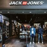 Vaqueros con efecto moldeador y ajuste cómodo: los slim fit de JACK & JONES que están arrasando