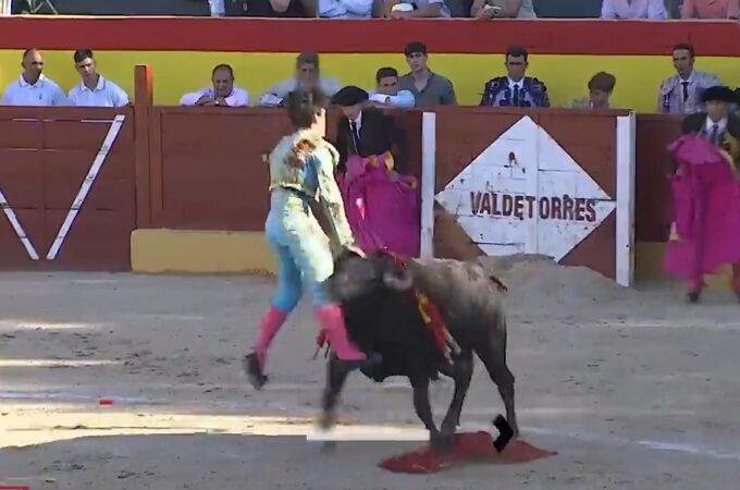 Pánico en Valdetorres del Jarama, gravísima cornada a Sergio Rollón que afecta arteria y vena femoral