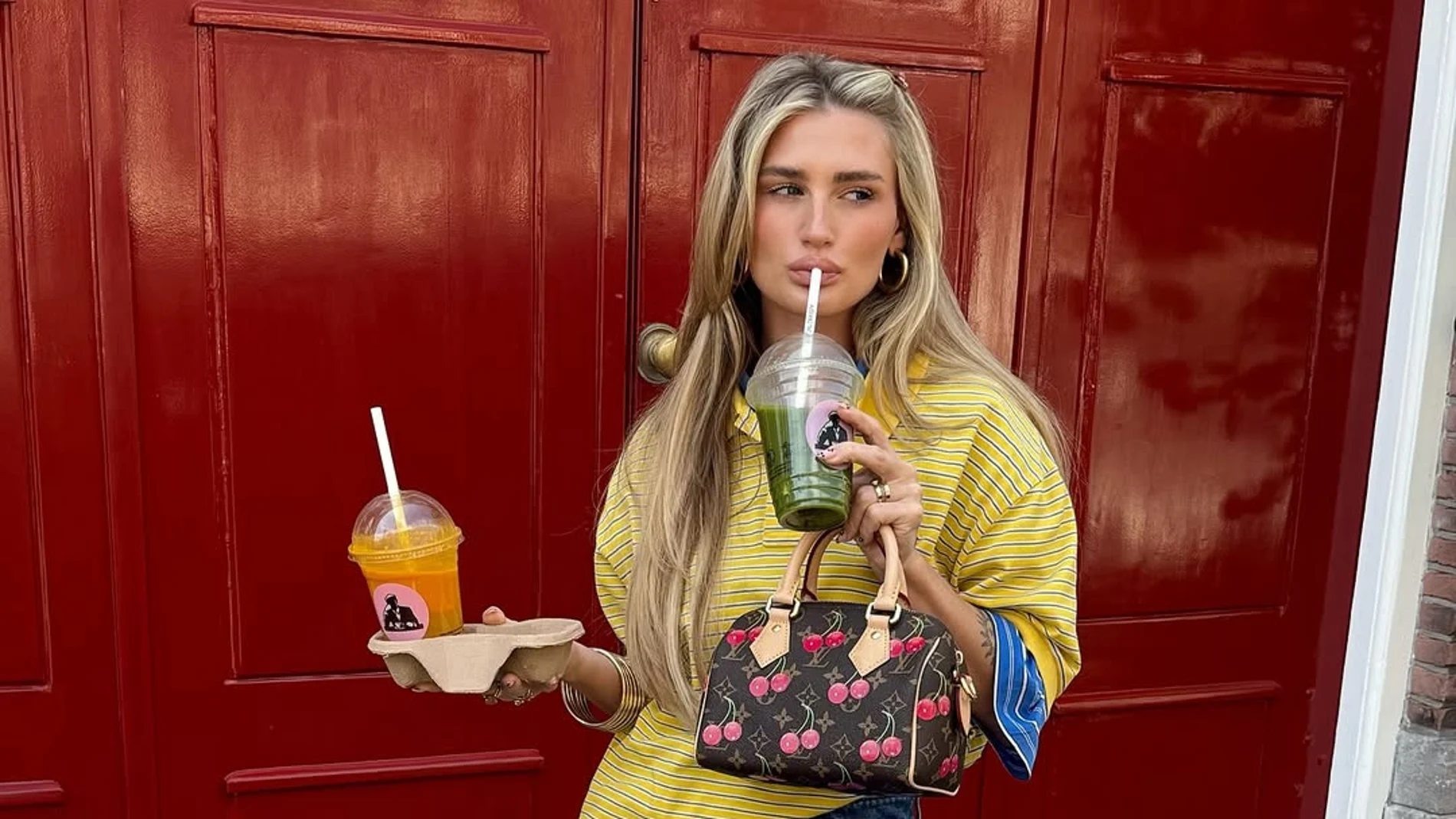 Influencer con vaqueros.