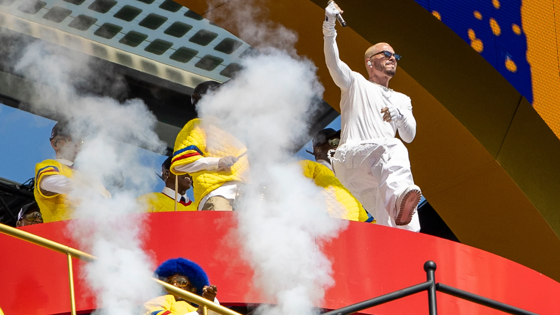 AMDEP8224. NUEVA JERSEY (ESTADOS UNIDOS), 13/07/2025.- El cantante colombiano J Balvin (d) se presenta este domingo, en el entretiempo de la final del Mundial de Clubes entre Chelsea FC y París Saint-Germain (PSG ) en el estadio MetLife en Nueva Jersey (Estados Unidos). EFE/ Ángel Colmenares