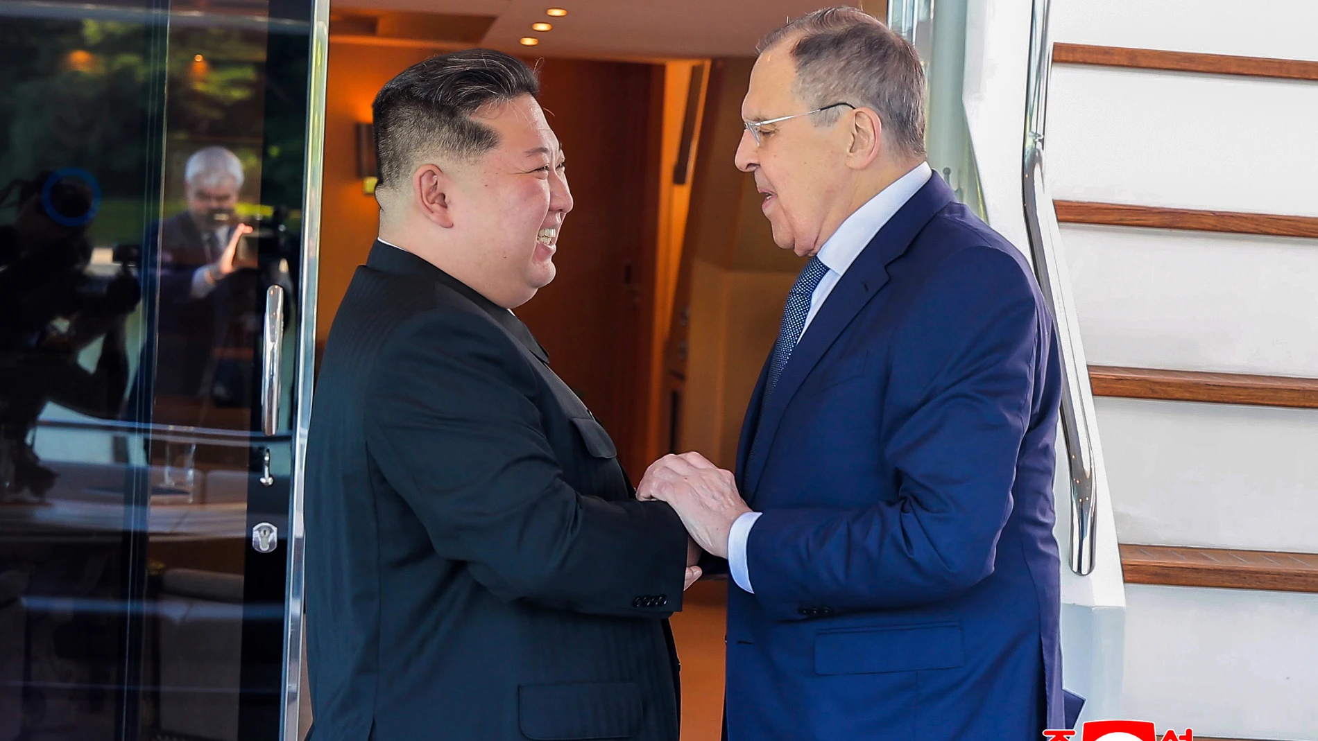 Wonsan (Korea, Democratic People's Republic Of), 13/07/2025.- A photo released by the official North Korean Central News Agency (KCNA) shows North Korean leader Kim Jong Un (L) greeting Russian Foreign Minister Sergei Lavrov during a meeting in Wonsan, North Korea, 12 July 2025 (Issued 13 July 2025). Lavrov is in North Korea to to take part in the second strategic dialogue between the foreign ministers of the the two countries. (Rusia) EFE/EPA/KCNA EDITORIAL USE ONLY