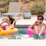 Andy Samberg y Cristin Milioti son los protagonistas