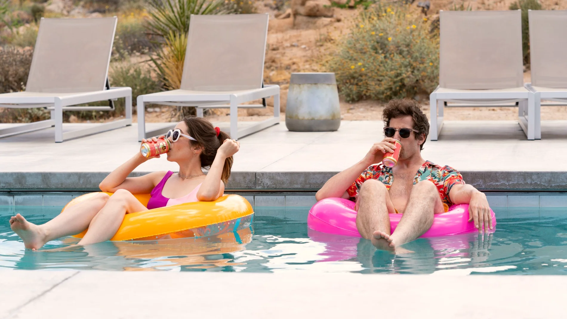 Andy Samberg y Cristin Milioti son los protagonistas