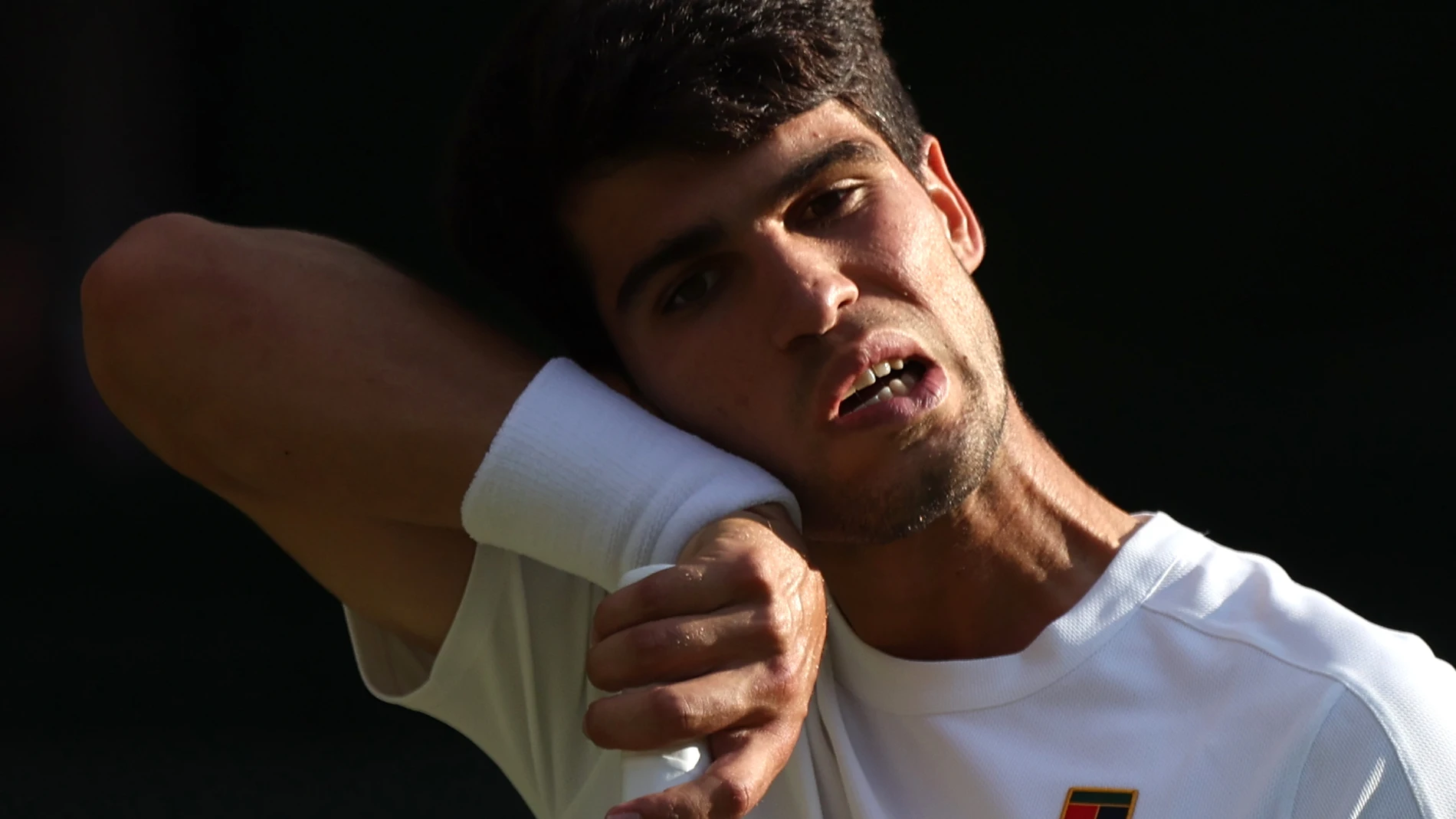 Wimbledon (United Kingdom), 13/07/2025.- Carlos Alcaraz of Spain reacts during the Men's Singles final match against Jannik Sinner of Italy at the Wimbledon Championships, Wimbledon, Britain, 13 July 2025. (Tenis, Italia, España, Reino Unido) EFE/EPA/NEIL HALL EDITORIAL USE ONLY