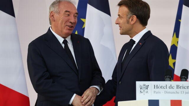 El presidente Emmanuel Macron habla con el primer ministro Bayrou
