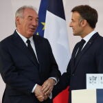 El presidente Emmanuel Macron habla con el primer ministro Bayrou