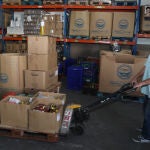 En la imagen un voluntario del banco realiza tareas de trasporte de productos de alimentación donados