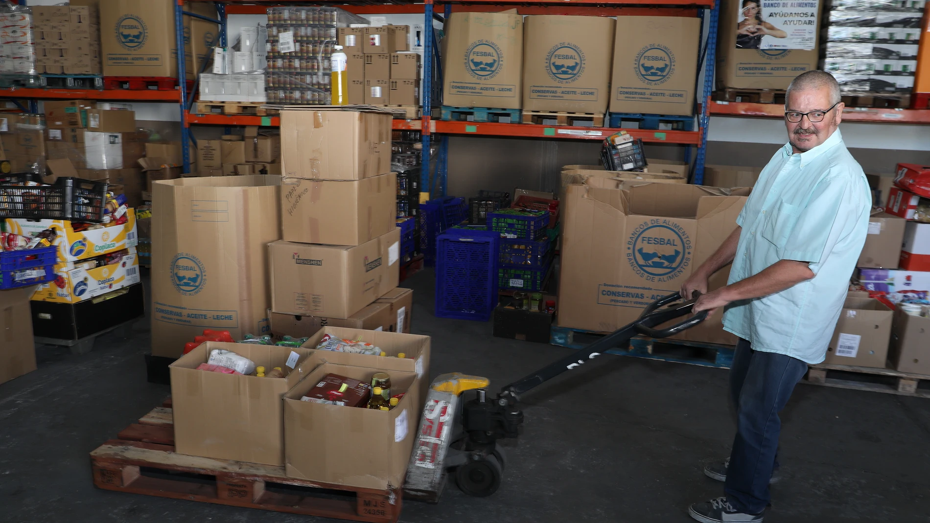 En la imagen un voluntario del banco realiza tareas de trasporte de productos de alimentación donados