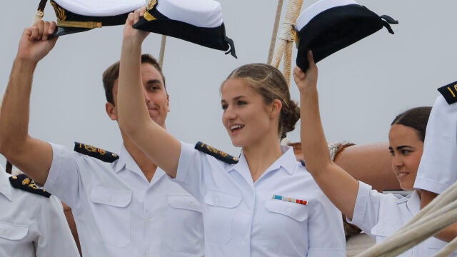 El buque escuela Juan Sebastián de Elcano llega a Marín