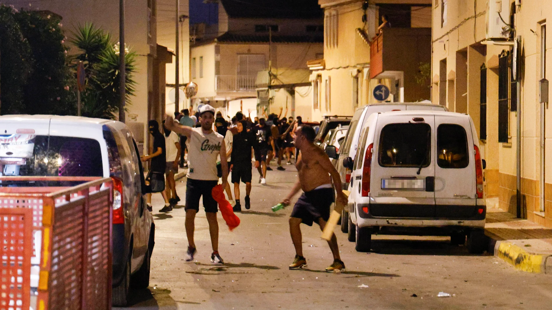 Varias personas durante los altercados en Torre Pacheco, a 12 de julio de 2025, en Torre Pacheco, Murcia (España). Tras una noche de altercados, la Guardia Civil ha arrestado a una persona y cinco han resultado heridas leves. Los hechos han desencadenado tras la agresión a un anciano el pasado 9 de julio. 13 JULIO 2025;ALTERCADOS;MURCIA;DETENIDO;TORRE PACHECO;ALTERCADO;GRUPOS;EXTREMA DERECHA;MAGREBIES Martín C. / Europa Press 13/07/2025