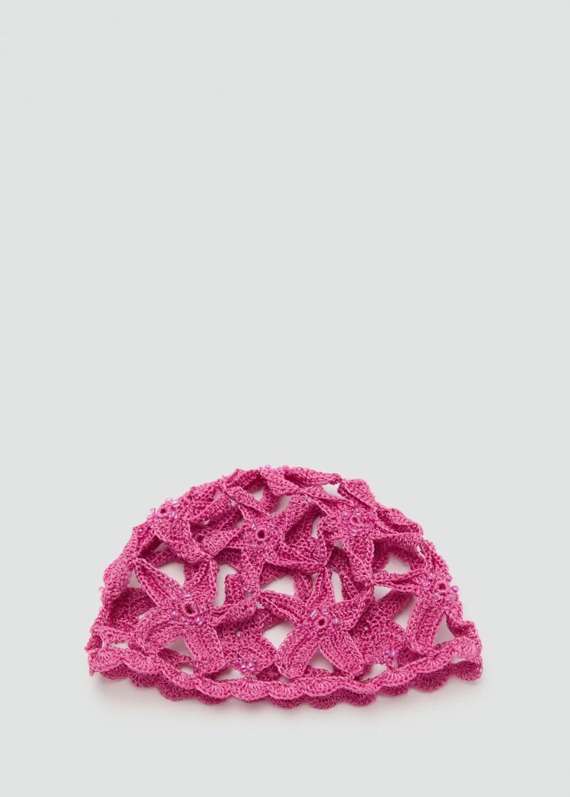 Casquete de crochet fucsia.