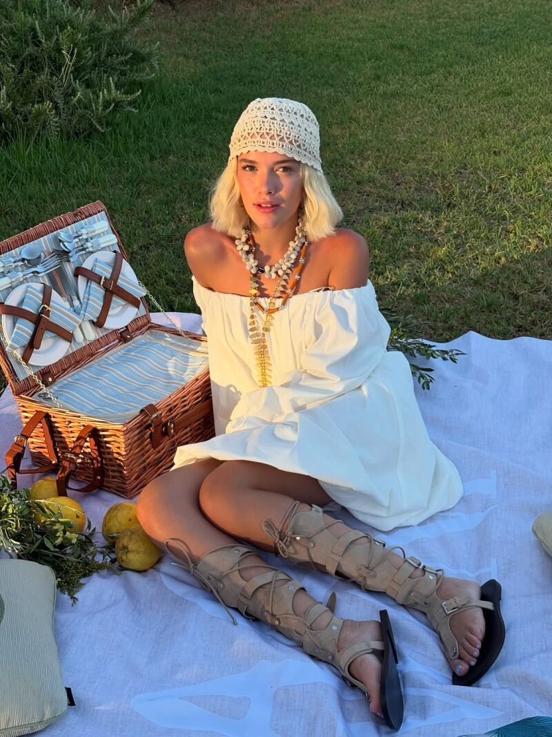Influencer con casquete de crochet.