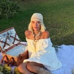 Influencer con casquete de crochet.