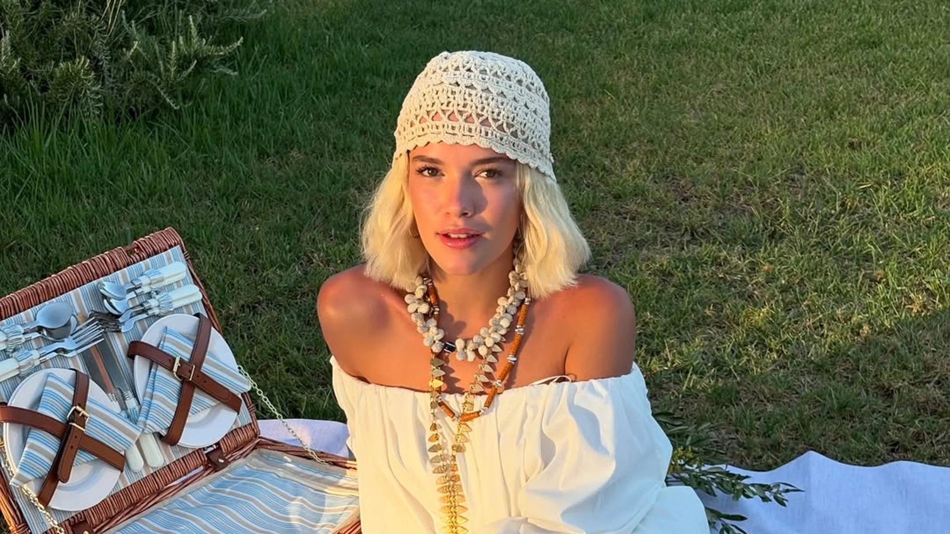 Influencer con casquete de crochet.