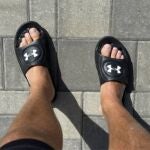 Under Armour planta cara a Speedo y Arena con sus slides más ligeras y duraderas