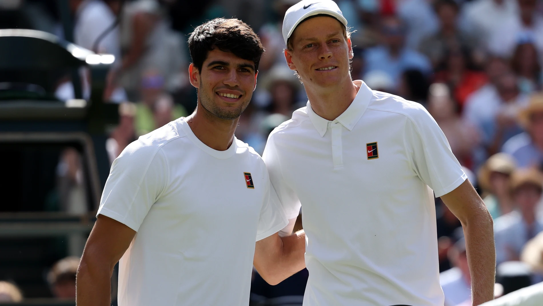 Wimbledon (United Kingdom), 13/07/2025.- Carlos Alcaraz of Spain (L) poses prior the Men's Singles final match with Jannik Sinner of Italy at the Wimbledon Championships, Wimbledon, Britain, 13 July 2025. (Tenis, Italia, España, Reino Unido) EFE/EPA/NEIL HALL EDITORIAL USE ONLY