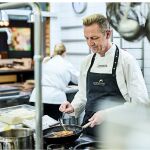 Un sueño cumplido: este chef encontró las recetas que escribió de niño hace medio siglo y ahora las colgará en su restaurante