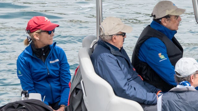 El Rey Juan Carlos sale a navegar junto a su hija, la Infanta Elena