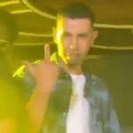 El padre de Lamine Yamal la lía en un concierto: gritos de "hijo de p..." y una peineta