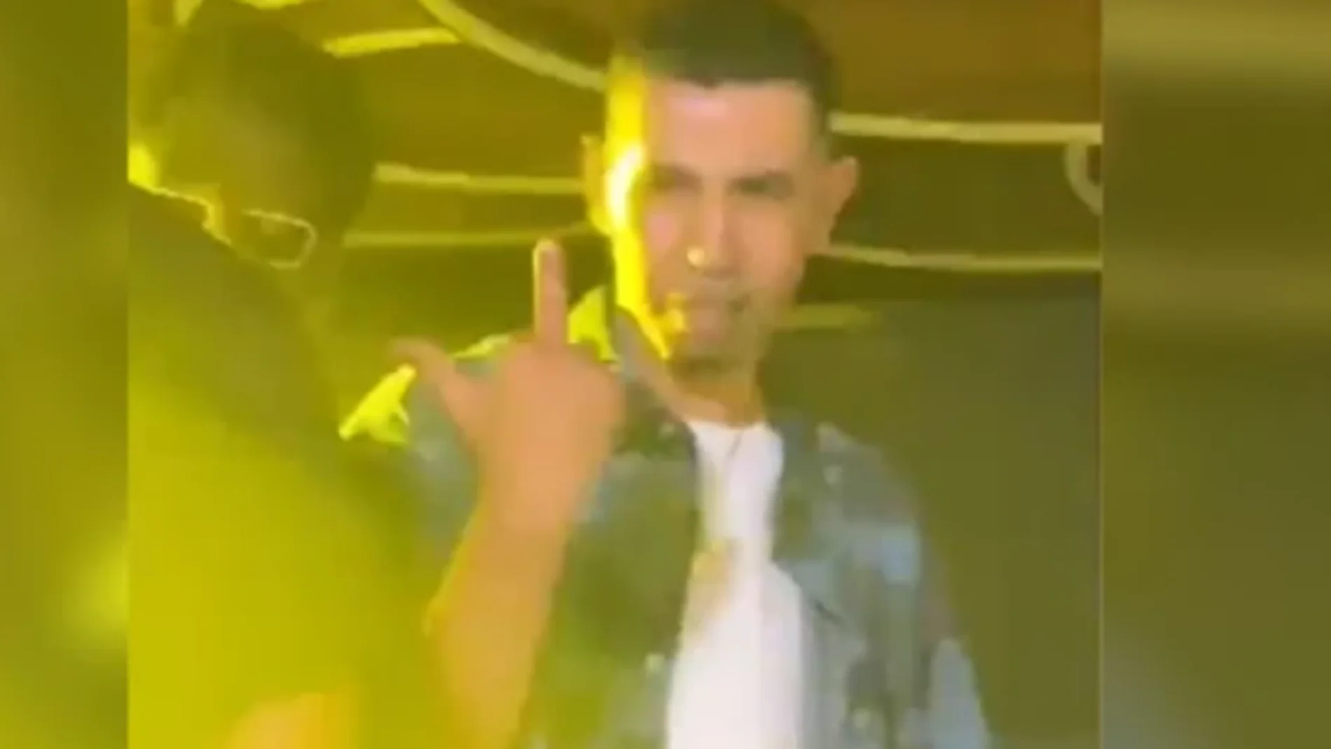 El padre de Lamine Yamal la lía en un concierto: gritos de "hijo de p..." y una peineta