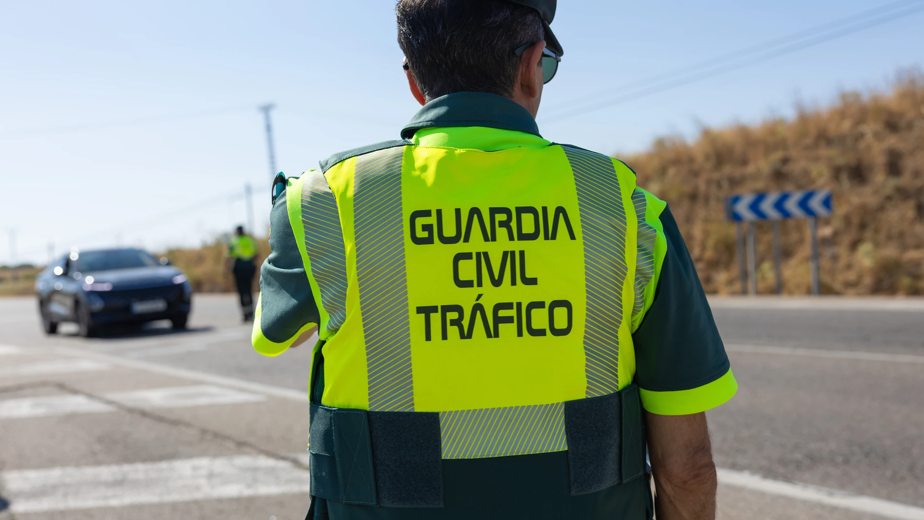 FOTODELDÍA TOLEDO, 14/07/2025.- Un agente de la Guardia Civil, durante la presentación de la nueva campaña de la Dirección General de Tráfico (DGT) para el control del consumo de alcohol y drogas este lunes en Toledo EFE/Ángeles Visdómine