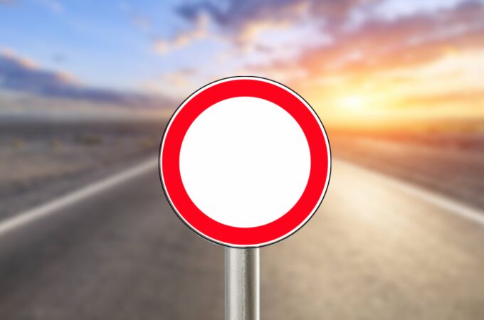 Multa de 200 euros y retirada de puntos del carnet de conducir- ¿Qué significa la señal vacía en las carreteras españolas?