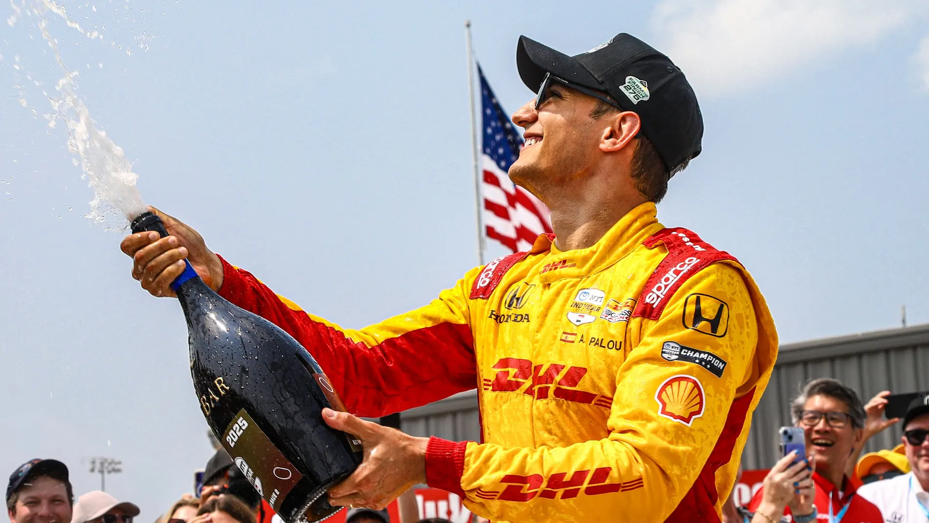 NEWTON (IA, EEUU), 14/07/2025.- El piloto español Álex Palou, del equipo Chip Ganassi, celebra su victoria en la segunda carrera en el óvalo corto del Iowa Speedway en Newton, Iowa (EE.UU.). El español Álex Palou (Chip Ganassi) ganó este domingo en el oval de Iowa y selló su séptima victoria en doce carreras de la temporada de la IndyCar para blindar su liderato en el campeonato. EFE/ Aaron Skillman/Indycar SOLO USO EDITORIAL/SOLO DISPONIBLE PARA ILUSTRAR LA NOTICIA QUE ACOMPAÑA (CRÉDITO OBL...