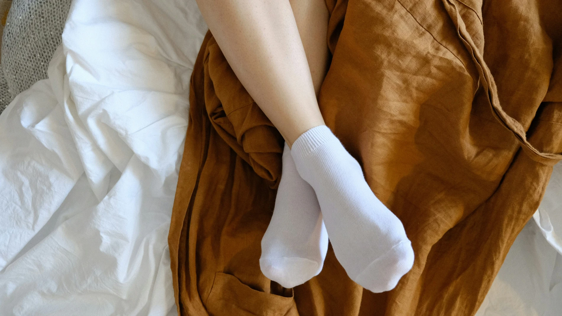 Qué significa dormir con los pies tapados en verano, según la psicología