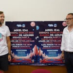 El concejal de Fiestas del Ayuntamiento de Ponferrada, Carlos Cortina, durante la presentación del festival Planeta Sound junto a su director, Ángel Escuredo