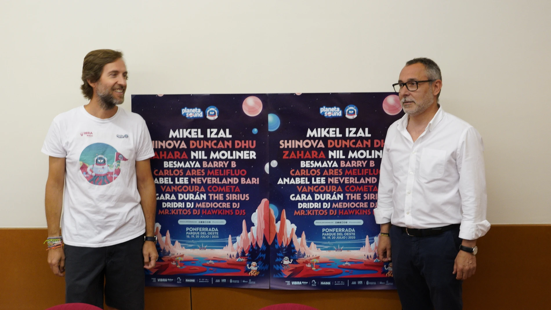 El concejal de Fiestas del Ayuntamiento de Ponferrada, Carlos Cortina, durante la presentación del festival Planeta Sound junto a su director, Ángel Escuredo