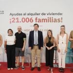 Foto de familia de Mañueco y el consejero Suárez-Quiñones con varios jóvenes beneficiarios de las ayudas al alquiler