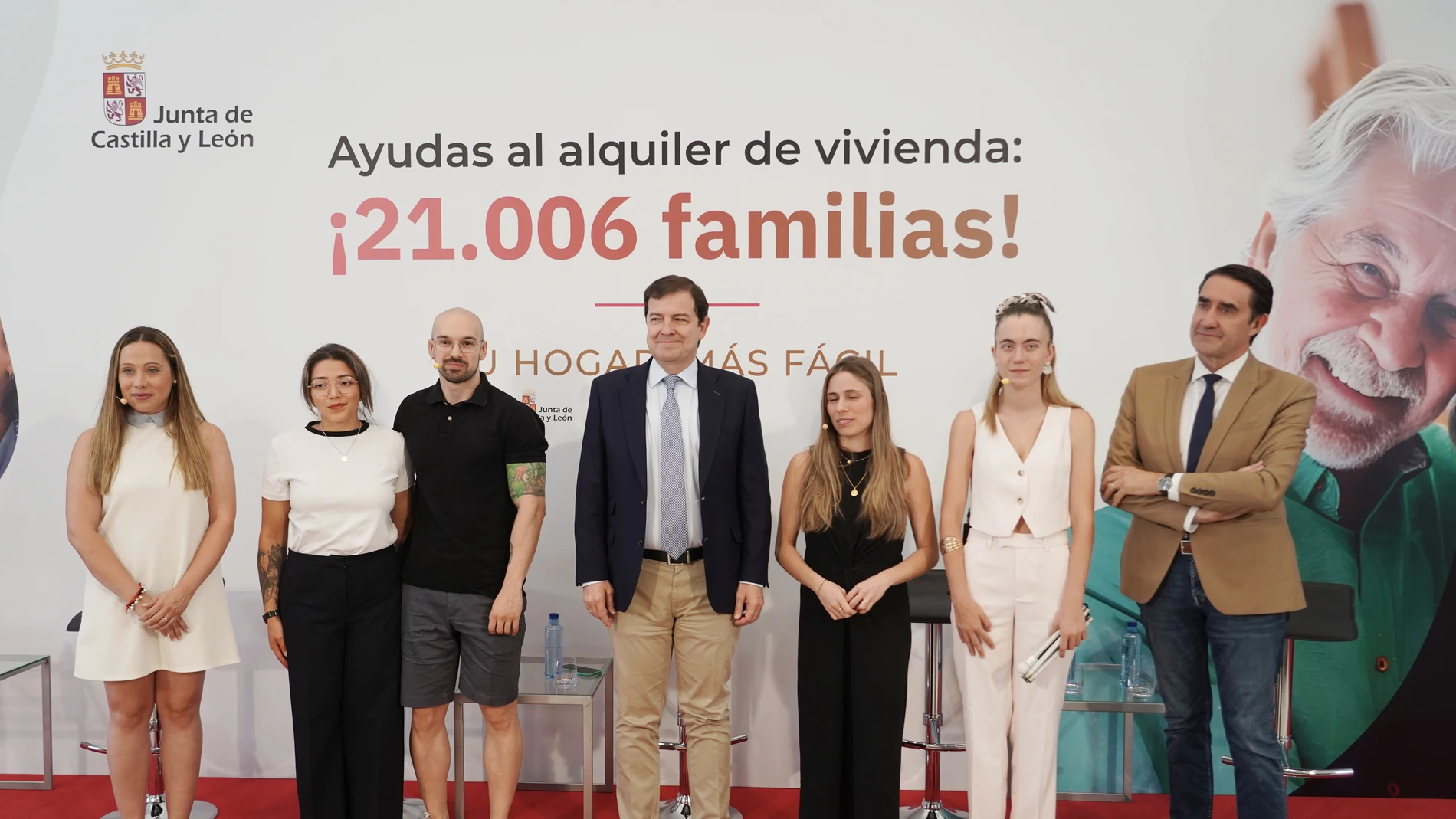 Foto de familia de Mañueco y el consejero Suárez-Quiñones con varios jóvenes beneficiarios de las ayudas al alquiler