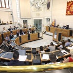 Imagen del pleno de hoy de la Diputación de Alicante, de carácter extraordinario, en el que se ha aprobado el Plan + Cerca