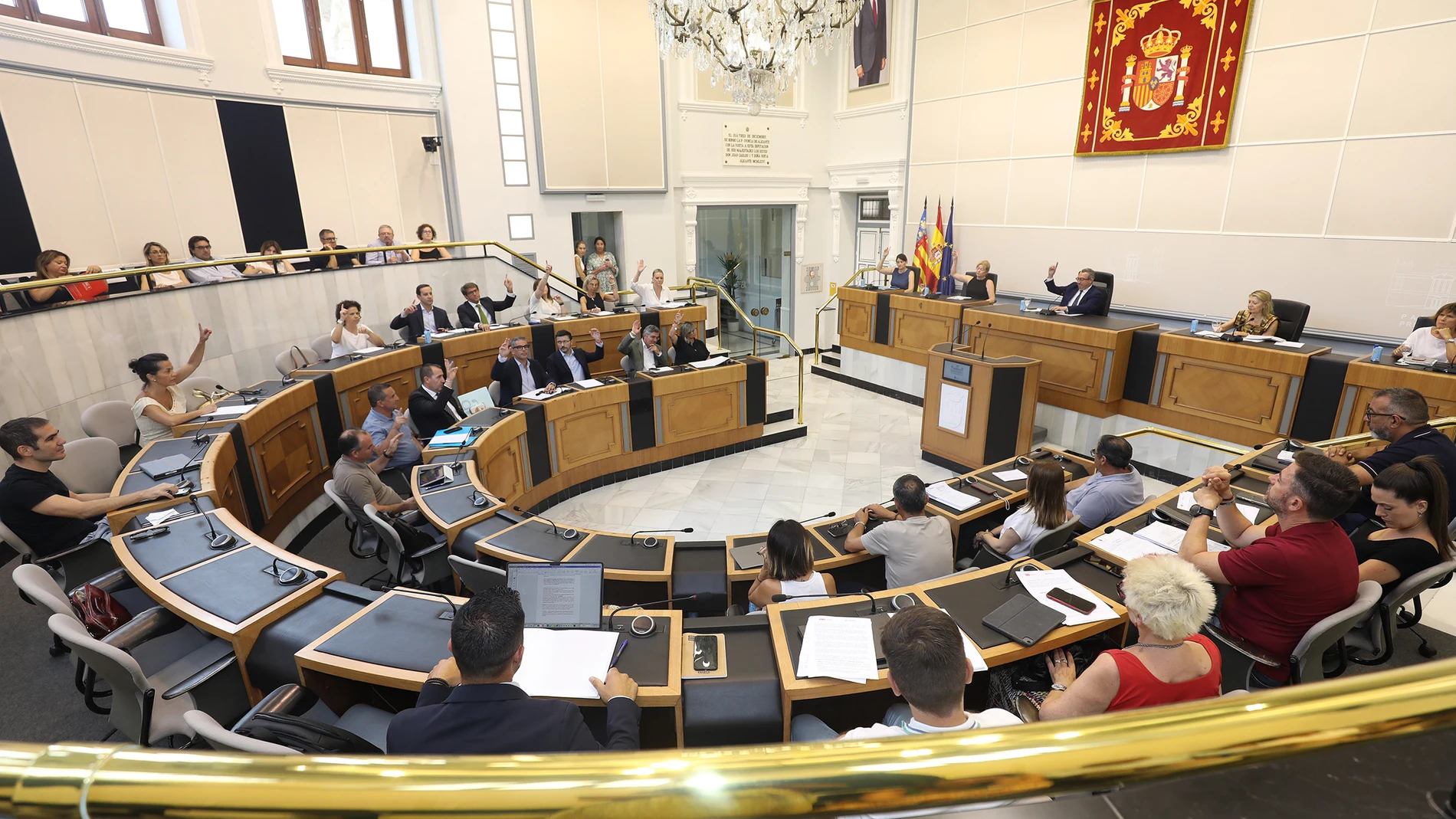 Imagen del pleno de hoy de la Diputación de Alicante, de carácter extraordinario, en el que se ha aprobado el Plan + Cerca