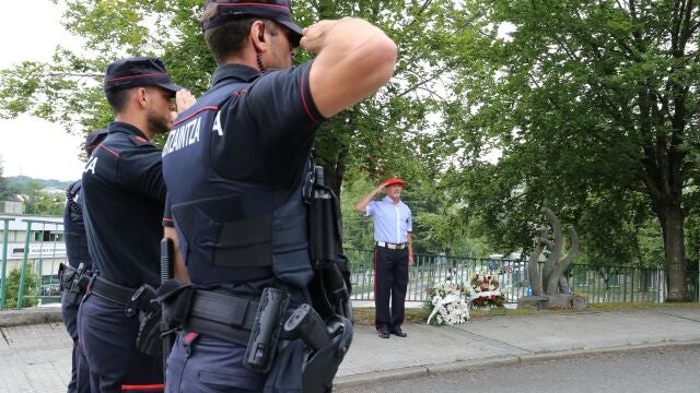 La Ertzaintza homenajea a Mikel Uribe, subcomisario asesinado por ETA en Leaburu (Gipuzkoa) en 2001
