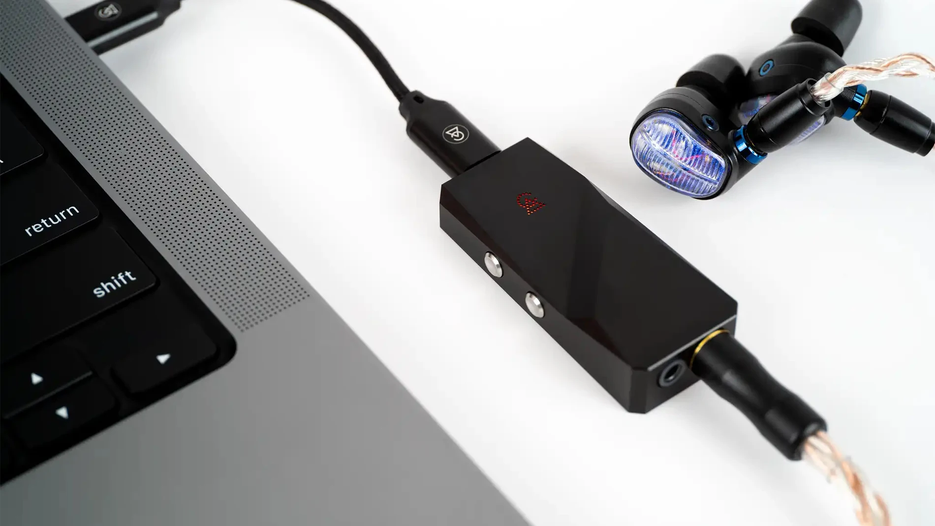 El Campfire Audio relay es pequeño, fiable y tiene mucha potencia