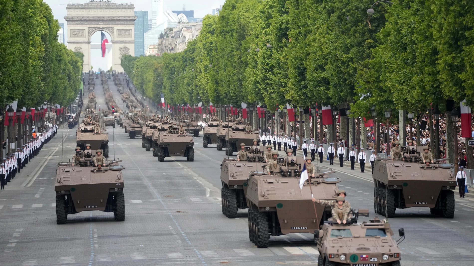Tanques y vehículos blindados recorren la avenida de los Campos Elíseos durante el desfile del Día de la Bastilla, el lunes 14 de julio de 2025 en París.