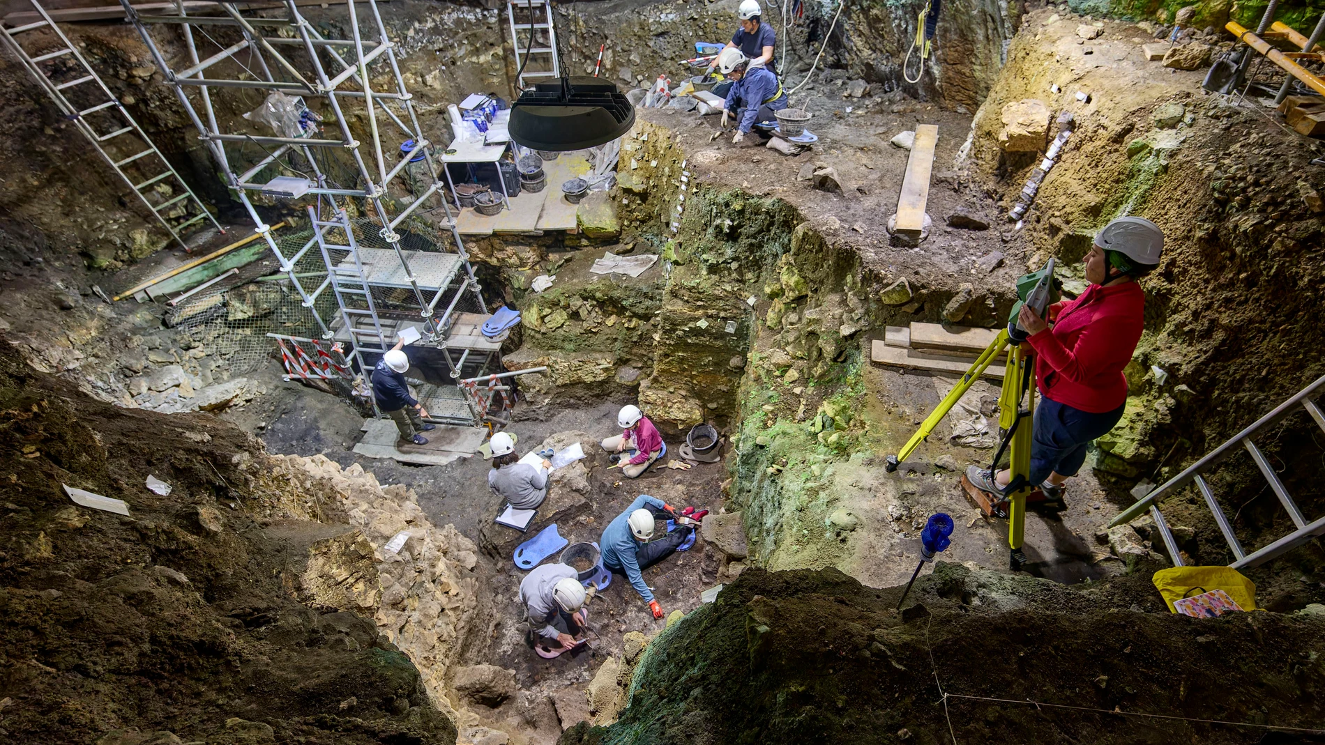 ATAPUERCA (BURGOS), 14/07/2025.-Los responsables de los yacimientos de Atapuerca explican el estado actual de las excavaciones en el Portalón de Cueva Mayor y en la Galería de las Estatuas Exterior.