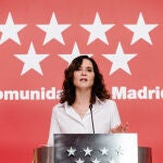 Ayuso insiste en que "los privilegios para Cataluña son tomadura de pelo" y acusa a Sánchez de invadir competencias