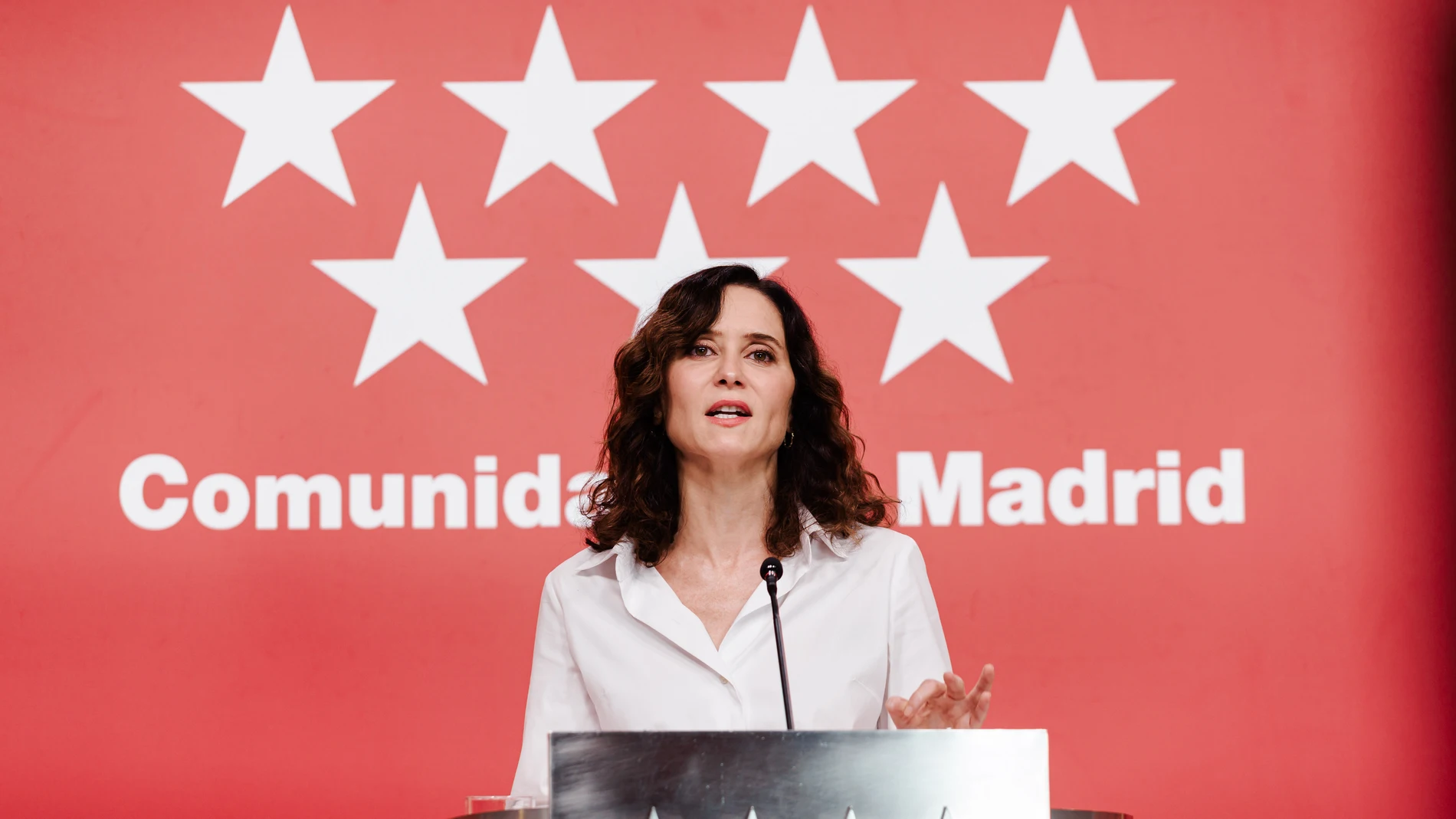 Ayuso insiste en que "los privilegios para Cataluña son tomadura de pelo" y acusa a Sánchez de invadir competencias