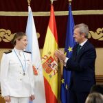 Rueda entrega a Leonor la Medalla de Galicia. 