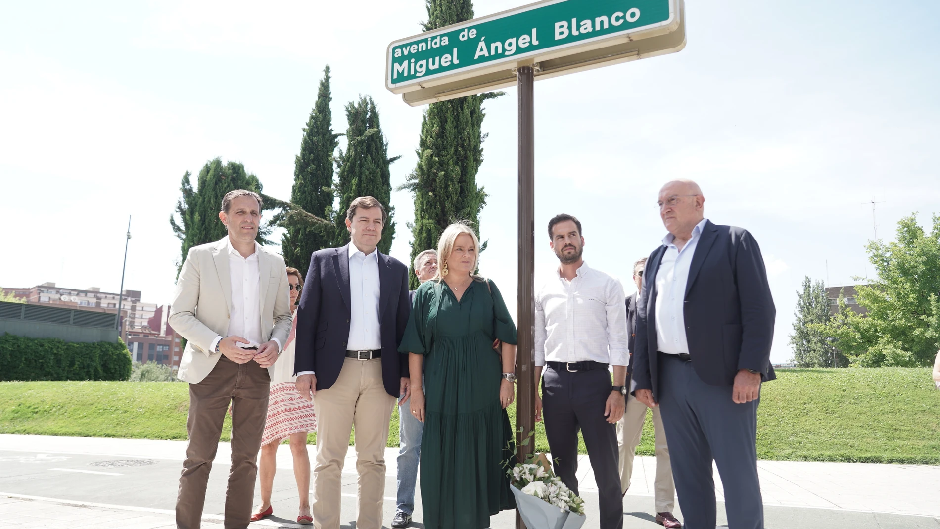 Mañueco, Carnero, Íscar, Marimar Blanco y Rodriego Nieto durante el homenaje a Migvuel Ángel Blanco