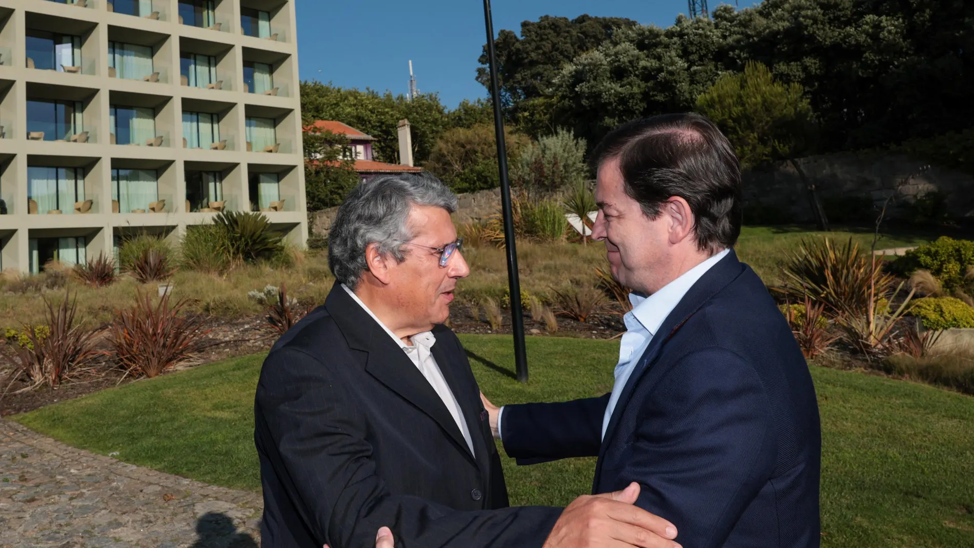 Mañueco saluda a Antonio Cunha hoy en Oporto