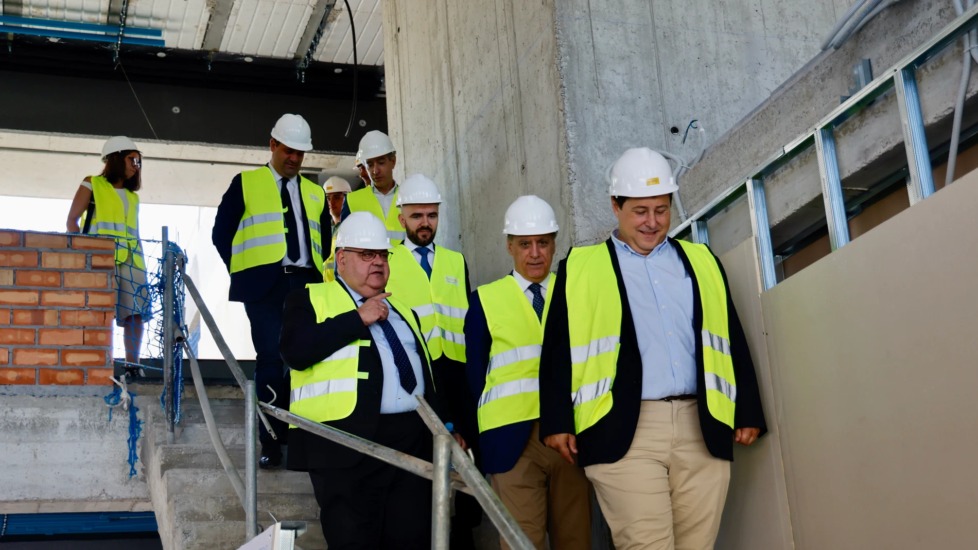 El consejero de Sanidad, Alejandro Vázquez, visita las obras del centro de salud de Prosperidad junto al alcalde de Salamanca, Carlos García Carbayo