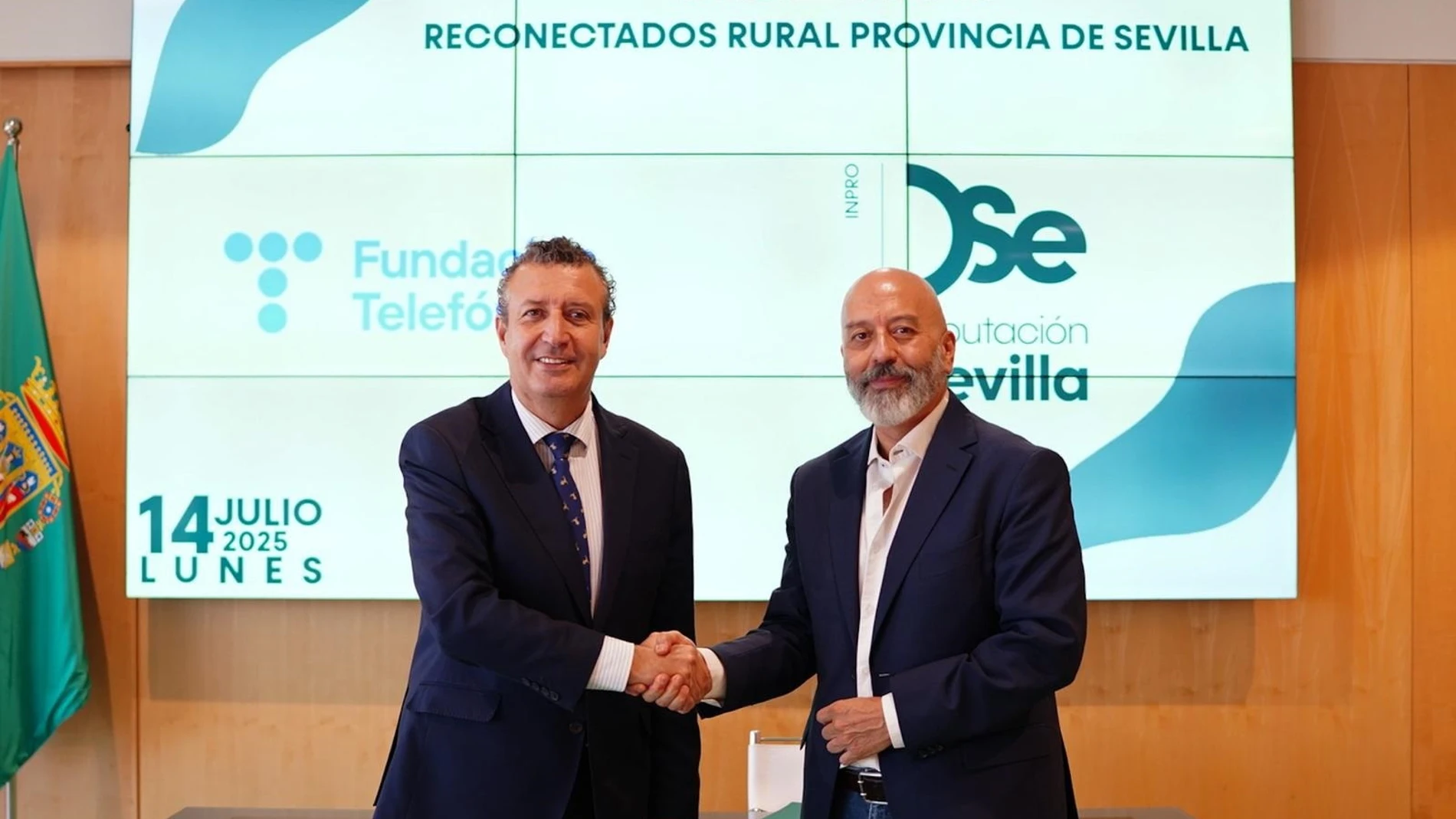 El presidente de la Diputación de Sevilla y de Inpro, Javier Fernández, y el responsable de Relaciones Institucionales de Fundación Telefónica, Joan Cruz