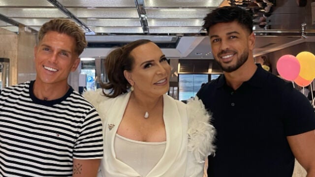 Benita junto a su novio Santi y su amigo Tony