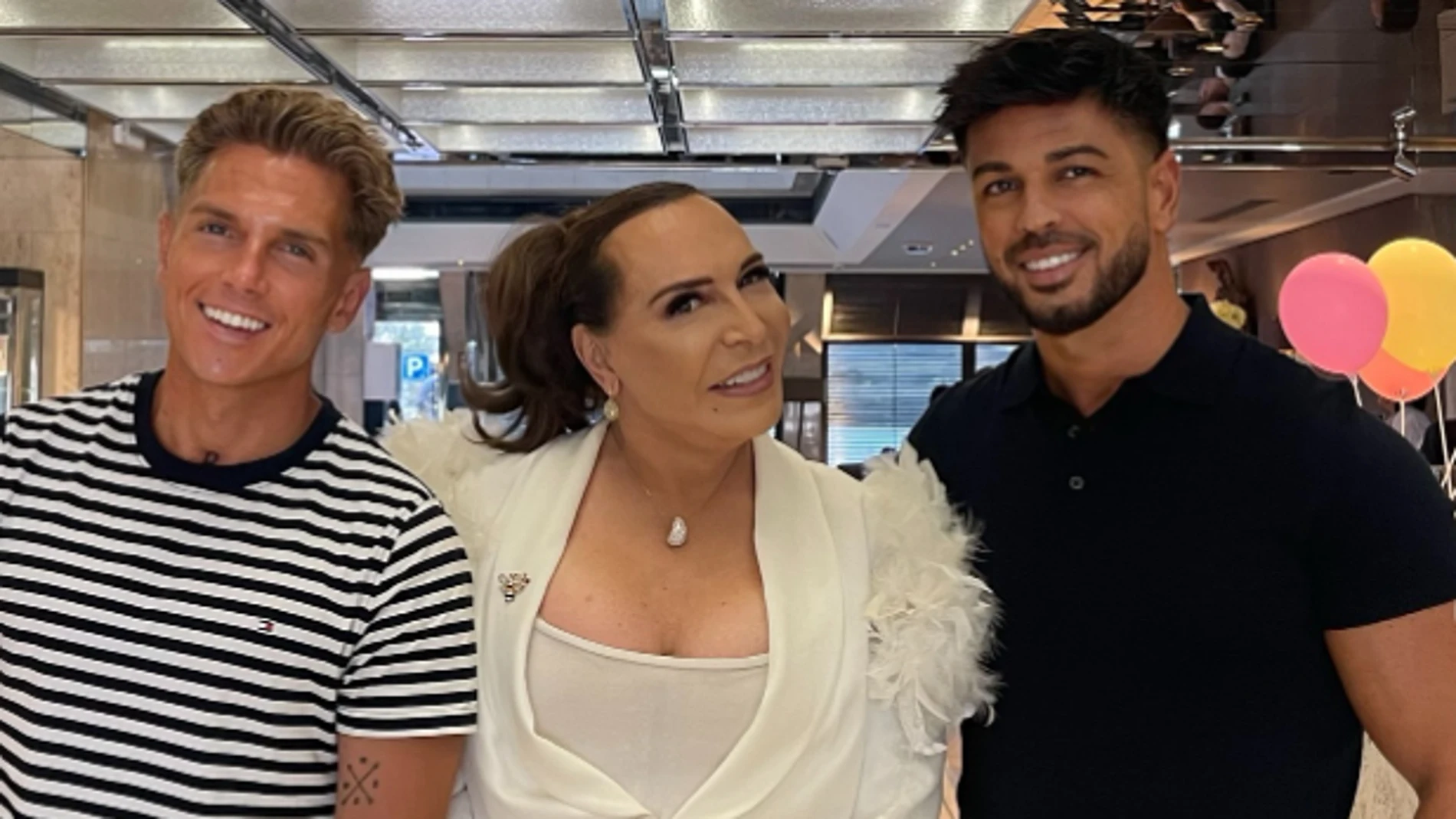 Benita junto a su novio Santi y su amigo Tony