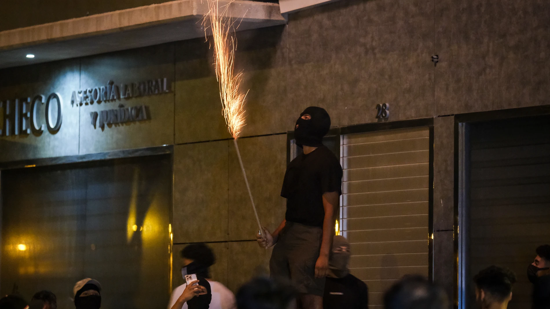 TORRE PACHECO (MURCIA), 14/07/2025.- Jóvenes reunidos por la noche en el barrio de San Antonio en Torre Pacheco, Murcia, donde desde hace tres días nueve personas han sido detenidas por los disturbios nocturnos. EFE/ Pablo Miranzo